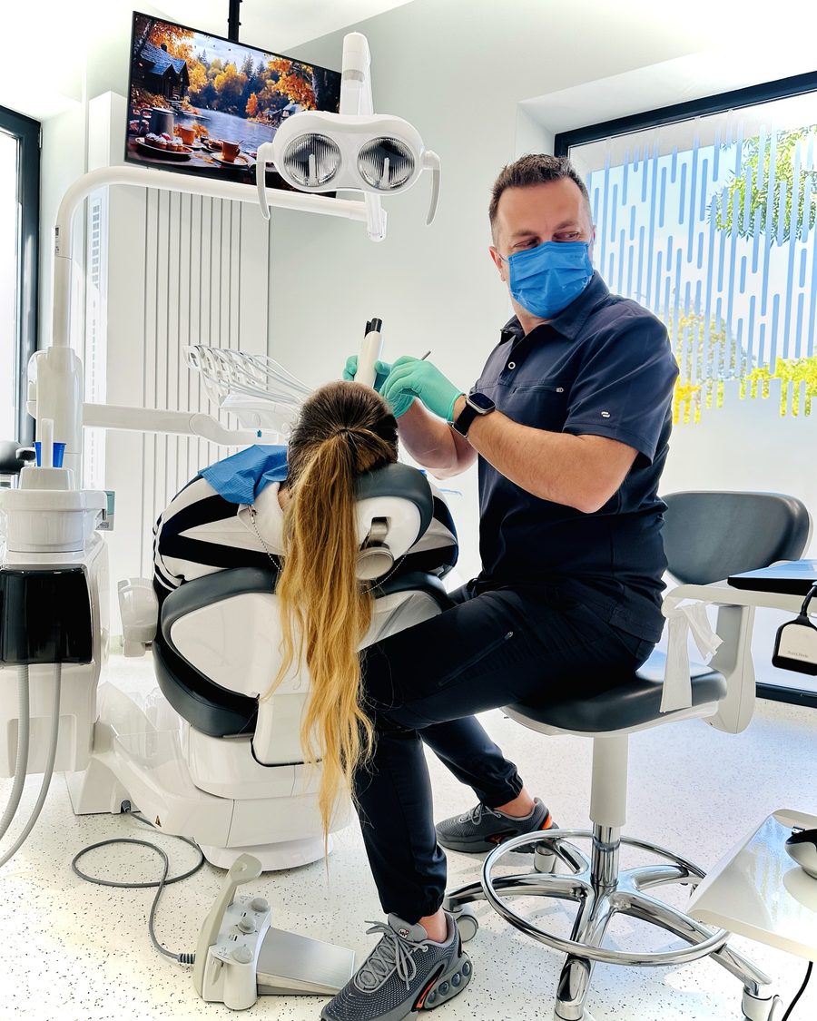 Dr. Paul Nicu Dobrescu în cabinet la ARTeeth Dental Clinic